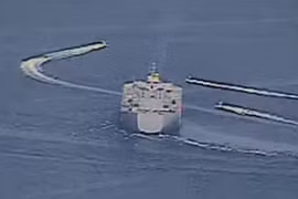 Tàu Iran đối đầu Hải quân Mỹ, thổi bùng căng thẳng ở vùng Vịnh