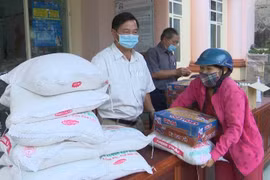 Phường Diên Hồng: Tặng 260 suất quà cho hộ nghèo, hộ khó khăn trong đợt dịch Covid 19