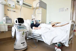 Ý dùng robot chăm sóc bệnh nhân Covid-19