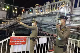 Thủ đô Bangkok buộc các cửa hàng phải đóng cửa từ nửa đêm