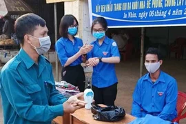 Tuổi trẻ xã Ia Nhin tuyên truyền và phát 500 khẩu trang phòng dịch