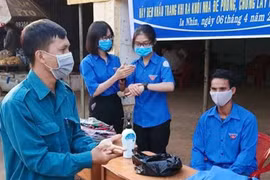 Tuổi trẻ xã Ia Nhin tuyên truyền và phát 500 khẩu trang phòng dịch