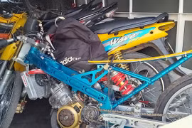 Cảnh sát nổ súng trấn áp hàng trăm "quái xế"