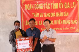 Bí thư Tỉnh ủy Dương Văn Trang thăm, tặng quà nhân dân làng Pờ Yầu