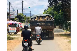 Xe chở đá gây nguy hiểm cho người tham gia giao thông