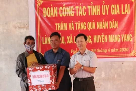 Bí thư Tỉnh ủy Dương Văn Trang thăm, tặng quà nhân dân làng Pờ Yầu