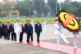 Lãnh đạo Đảng, Nhà nước viếng Lăng Bác nhân 45 năm thống nhất đất nước