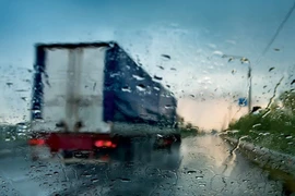 Mẹo phòng tránh tai nạn, sự cố khi lái xe trời mưa bão