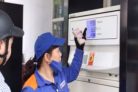 Ngày mai, giá xăng có thể giảm mạnh?