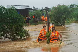 Cứu dân trong dòng nước lũ