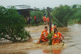 Cứu dân trong dòng nước lũ