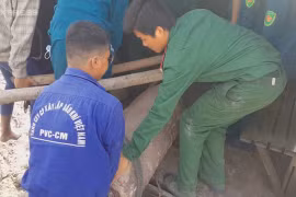 Hơn chục người khiêng quả bom 400 kg khỏi công trình