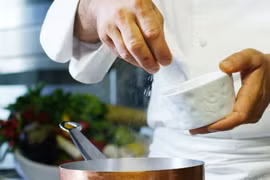 Uống nước muối ấm có lợi cho sức khỏe