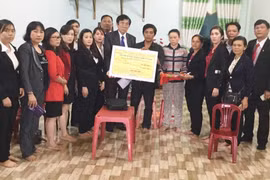 Prudential chi trả nhanh quyền lợi bảo hiểm cho học sinh bị tai nạn giao thông xe buýt tại Gia Lai