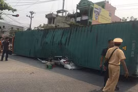 Xe container bị lật, đè bẹp ô tô con khiến 2 người chết thảm