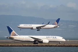 United Airlines mất hàng trăm triệu USD vụ đuổi hành khách gốc Việt