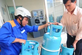 Giá gas giảm 25.000 đồng/bình 12 kg