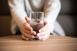 Có cần uống đủ 8 ly nước mỗi ngày?