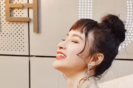 Angela Phương Trinh gợi cảm với sơ mi thả cúc