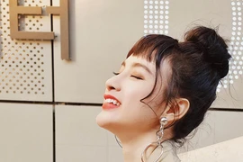 Angela Phương Trinh gợi cảm với sơ mi thả cúc
