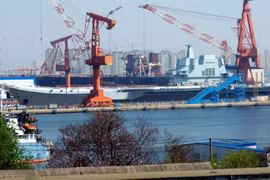 Trung Quốc hạ thủy chiếc tàu sân bay tự chế đầu tiên