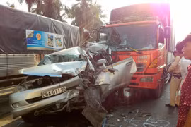 Xe 7 chỗ bẹp dúm sau tai nạn liên hoàn