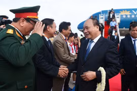 Thủ tướng đến Phnom Penh, bắt đầu thăm chính thức Campuchia