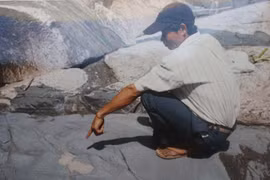 Dấu chân trên đá của Rok và Set