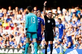 Courtois nhận thẻ đỏ, Chelsea đánh rơi chiến thắng trận ra quân