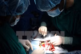 Cứu sống cháu bé 1 tuổi bị dị vật đâm thủng thực quản