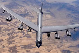 Máy bay B-52 bị rơi động cơ khi bay tập