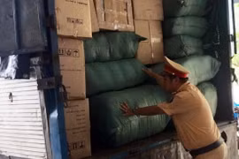 Bắt xe tải biển số Lào chở 11 bao đạn chì