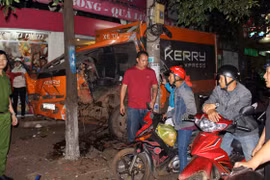 Xe chuyển phát nhanh tông ba bà cháu rồi bỏ chạy