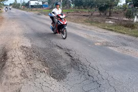 Nhiều tuyến đường xuống cấp trầm trọng