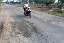 Nhiều tuyến đường xuống cấp trầm trọng