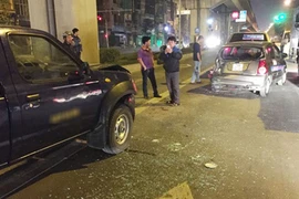 Xe biển xanh tông taxi, 3 người nhập viện