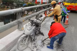 Hà Nội: Xe máy cháy rụi gây tắc cầu vượt, buýt nhanh xếp hàng nhích từng đoạn