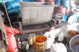 Thu giữ 54 can hóa chất không rõ nguồn gốc để chế biến cà phê