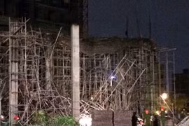 Sập giàn giáo ở khu nhà cao 32 tầng khiến 4 người bị thương