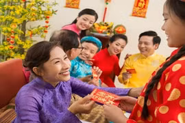 Dạy trẻ cách nhận lì xì