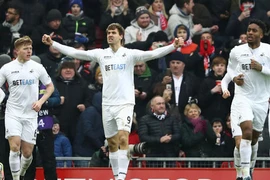 Swansea hạ Liverpool 3 - 2 ngay tại ''thánh địa'' Anfield