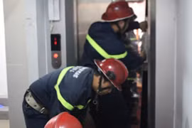 Giải cứu 5 người mắc kẹt thang máy