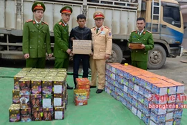 Qua Lào mua 500 kg pháo nổ về bán