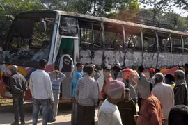 Đánh bom xăng kinh hoàng tại Bangladesh, 7 người chết cháy