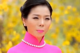 Lệ Quyên hát "Câu chuyện đầu năm"