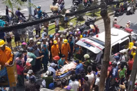 Lắp biển quảng cáo bất cẩn, 3 công nhân bị bỏng điện