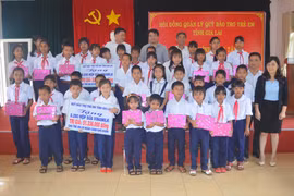 Tặng đồ dùng học tập cho trẻ em mồ côi, hoàn cảnh đặc biệt