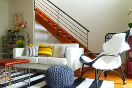 Chỉ với một tấm thảm kẻ sọc đen trắng, phòng khách sẽ vô cùng kỳ diệu