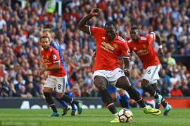 Chật vật thắng Leicester, MU trở lại ngôi đầu Ngoại hạng Anh