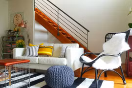 Chỉ với một tấm thảm kẻ sọc đen trắng, phòng khách sẽ vô cùng kỳ diệu